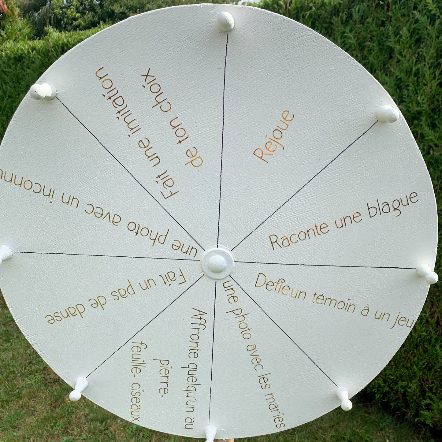 Roue à défis en bois avec pied